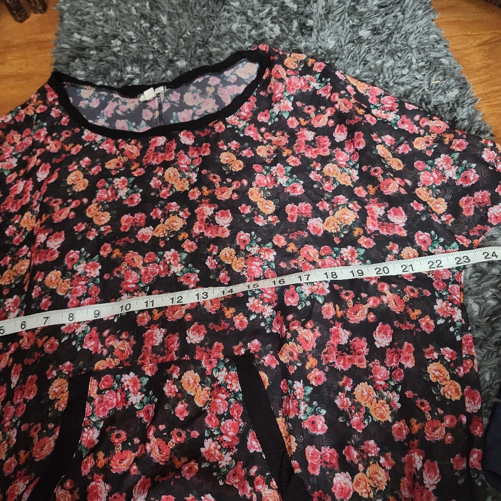 Eyeshadow Floral Print Blouse with Relaxed Love on a Hanger Blouse Size - Picture 9 of 10
